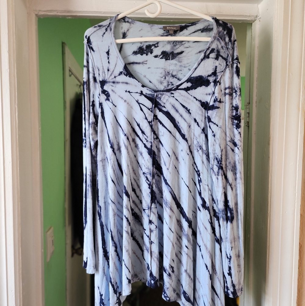 Neman Marcus Women's Stretchy Blouse.